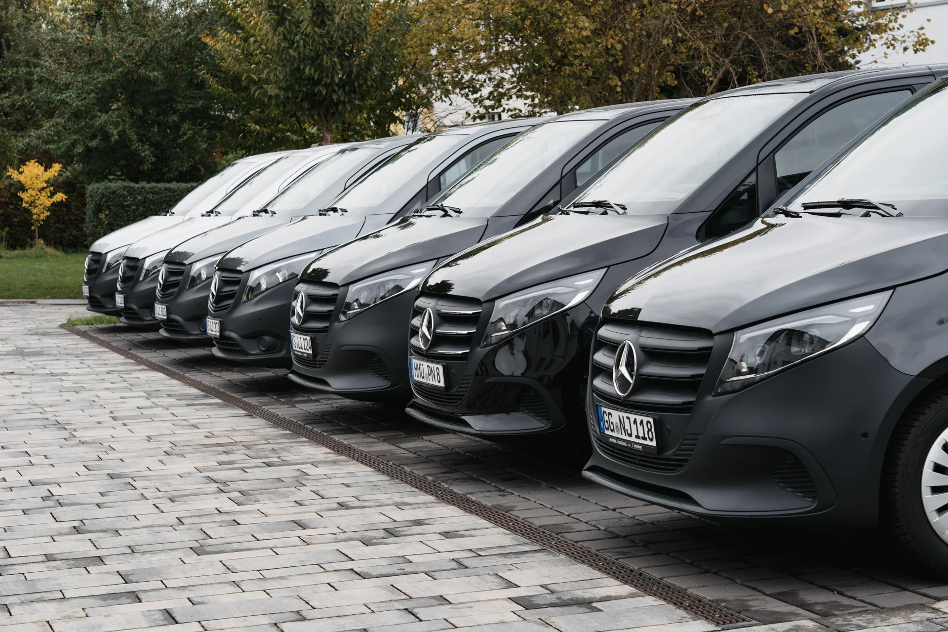 Fahrzeugflotte aus Mercedes-Benz Messfahrzeugen für die mobile Verkehrsüberwachung