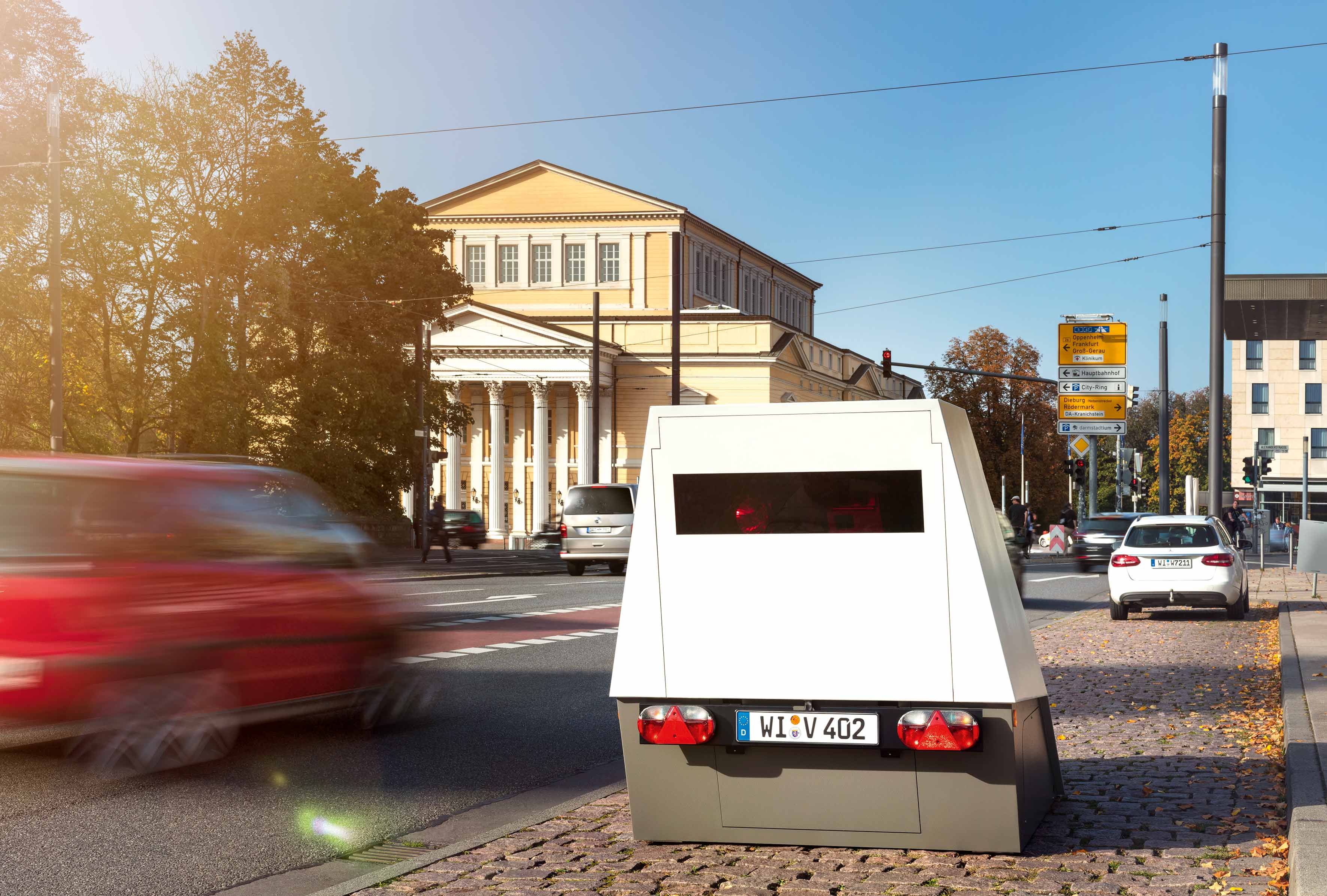 Vitronic PoliScan FM1 Enforcement Trailer im Stadtverkehr