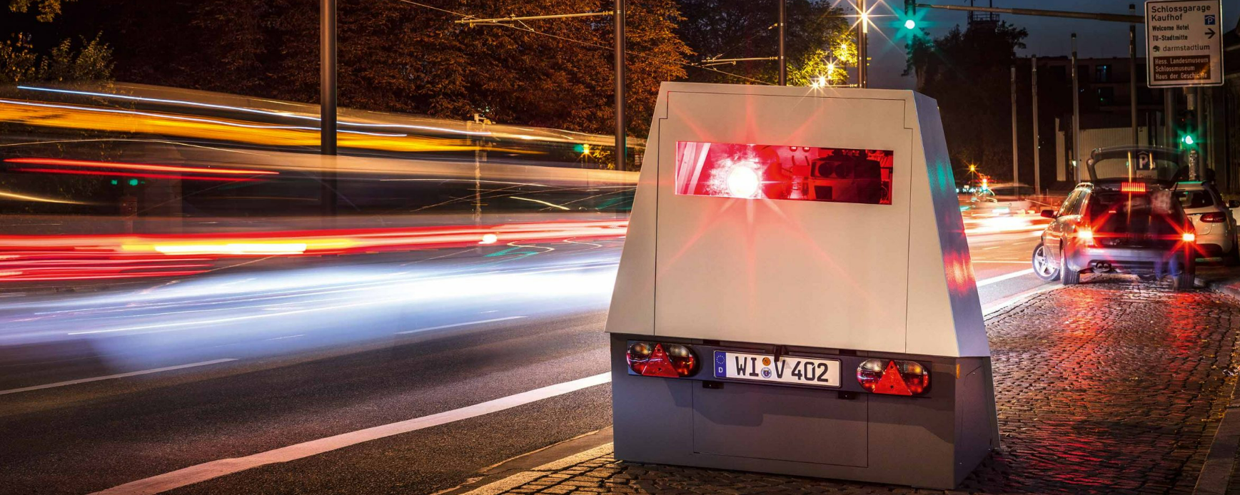 Semistationäre Messanlage auf Anhänger im Einsatz an einem Unfallschwerpunkt