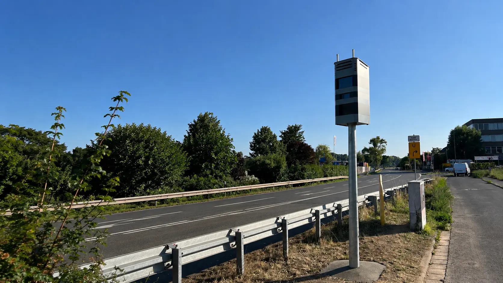 Stationäre Geschwindigkeitsüberwachung mit Messanlage an einer Bundesstraße